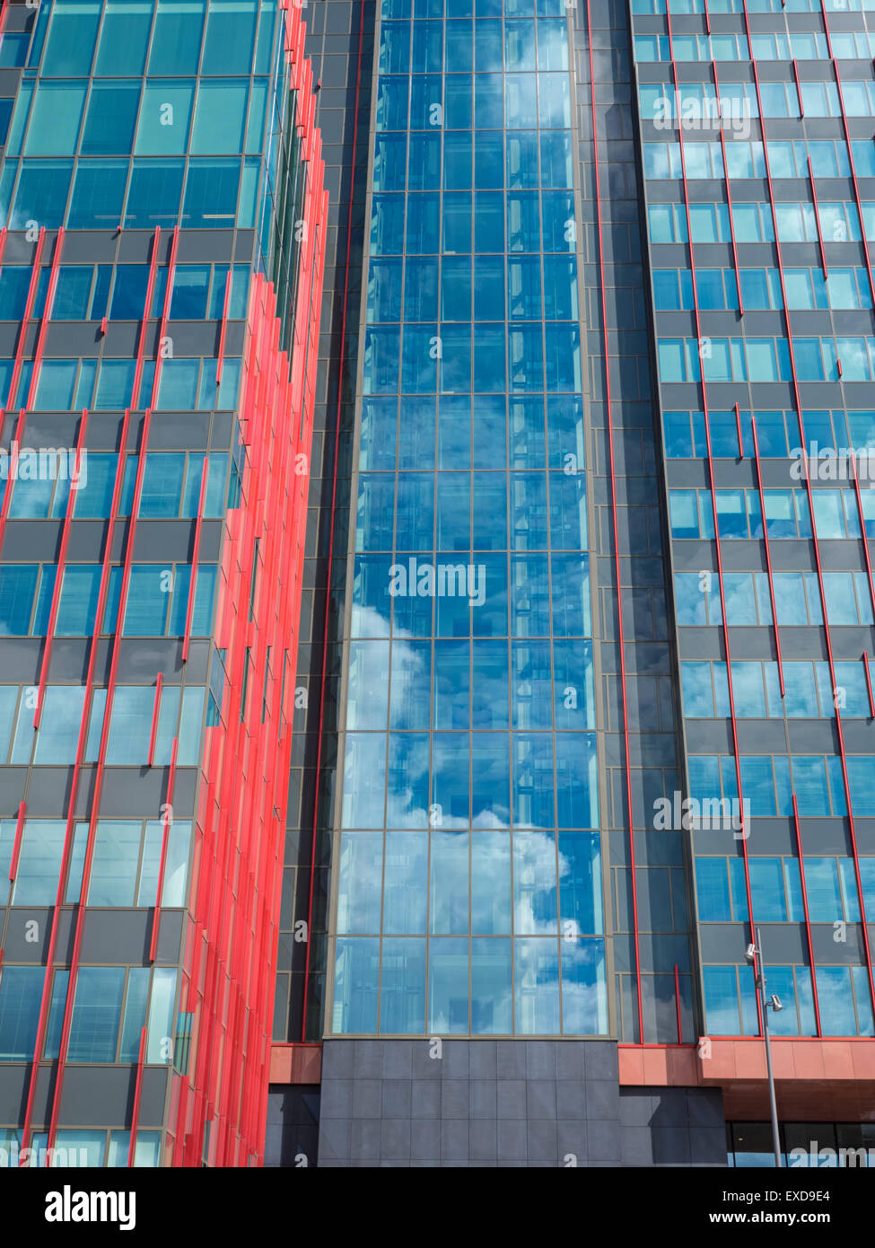 Haut bâtiment de verre en ville européenne Banque D'Images