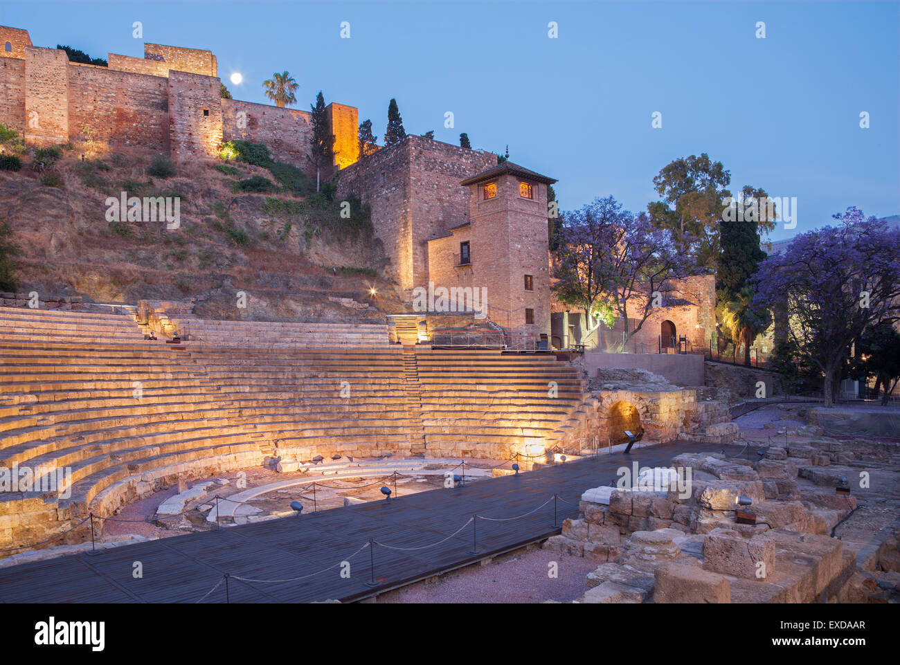 Malaga - Les ruines de Rome, amfiteater (Amphithéâtre de Malaga) au crépuscule Banque D'Images