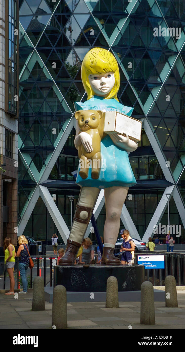 Damien Hurst charité sculpture, dans la ville de Londres, Angleterre, Royaume-Uni. Statues de Londres. Damien Hirst sculpture Banque D'Images