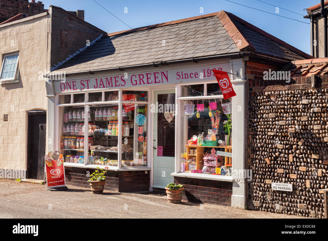 Sweet Shop à un St James Green, Southwold, Suffolk, Angleterre Banque D'Images