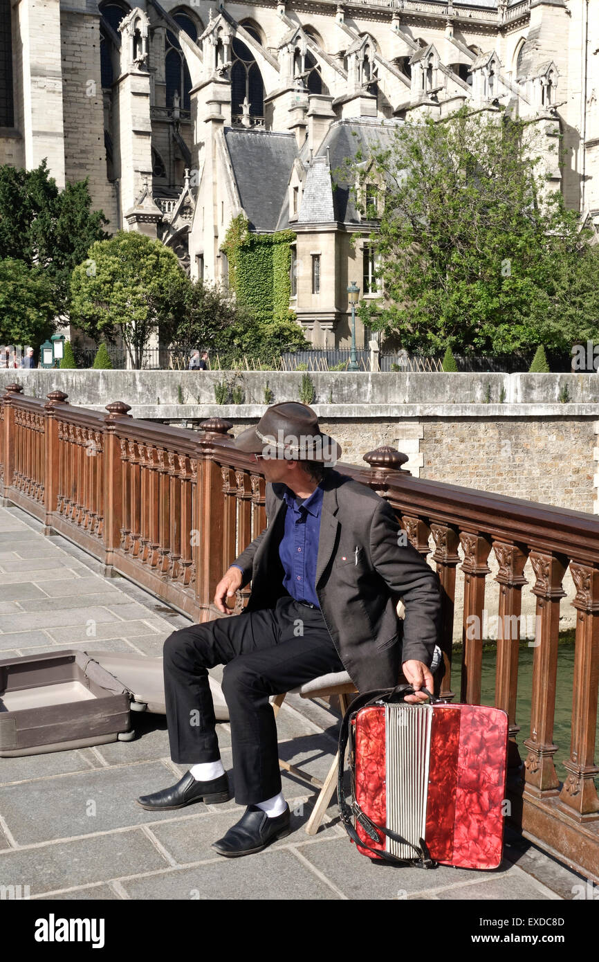 Joueur d'accordéon à Pont au double, la cathédrale Notre-Dame dans le quatrième arrondissement de Paris, l'Ile de la Cité, Paris. La France. Banque D'Images