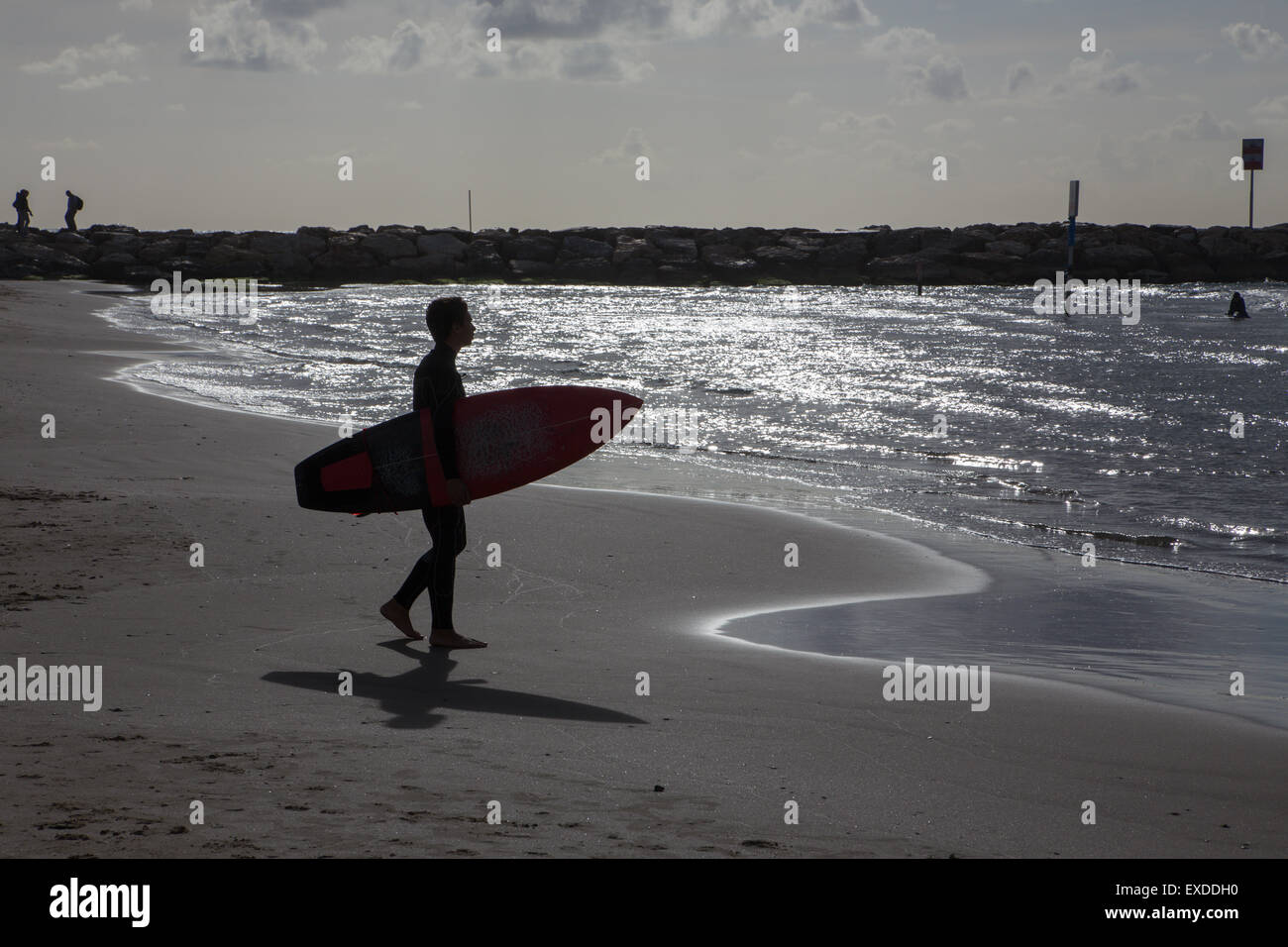 TEL AVIV, ISRAËL - 2 mars, 2015 : la silhouette de surfer sur la plage de Tel Aviv. Banque D'Images