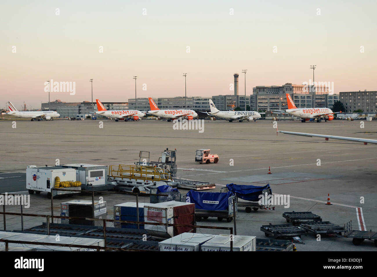 A319 Easy Jet un avions passagers Finnair alignés à Charles de Gaulle, aéroport, Paris, France. Banque D'Images