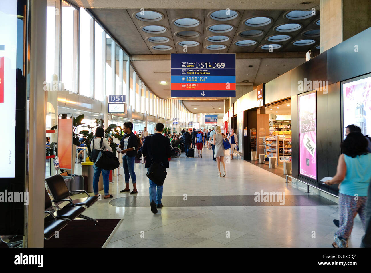 Terminal 2d Gates, les passagers shopping boutiques duty free à Charles de Gaulle, aéroport, Paris, France. Banque D'Images