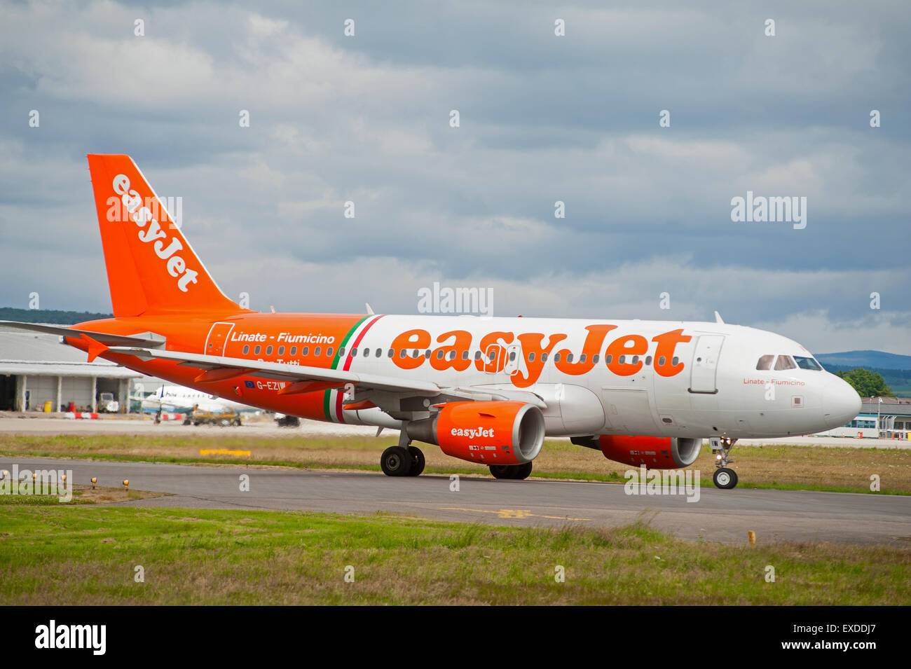 EasyJet Airbus 319-111 taxiing à Inverness Dalcross aéroport, Highland Ecosse. 9934 SCO. Banque D'Images