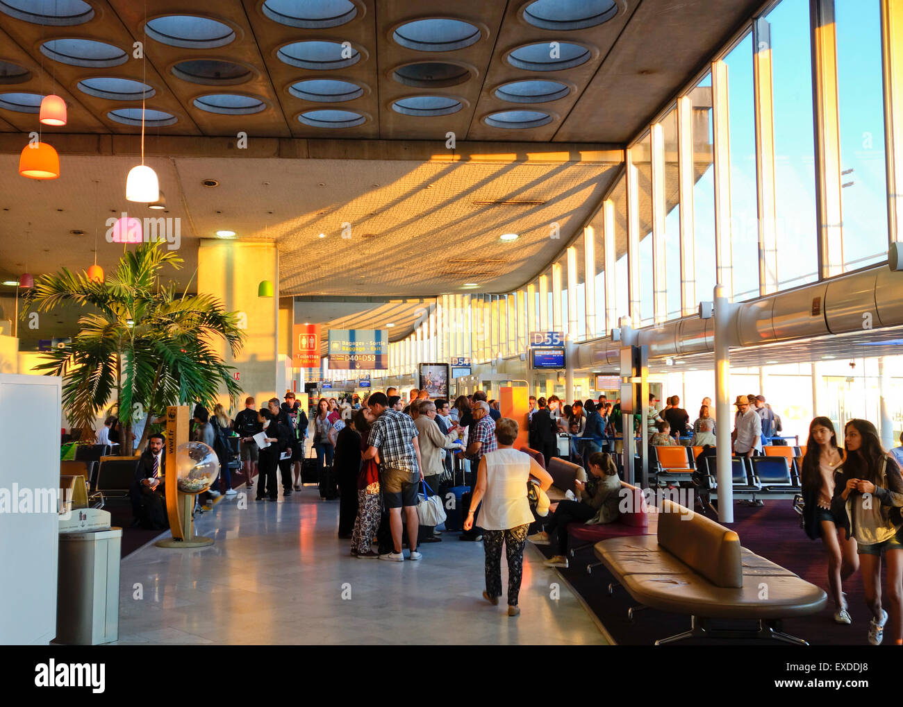 Terminal 2d Gates, les passagers qui attendent à bord d'un avion à l'aéroport Charles de Gaulle, à Paris, France. Banque D'Images