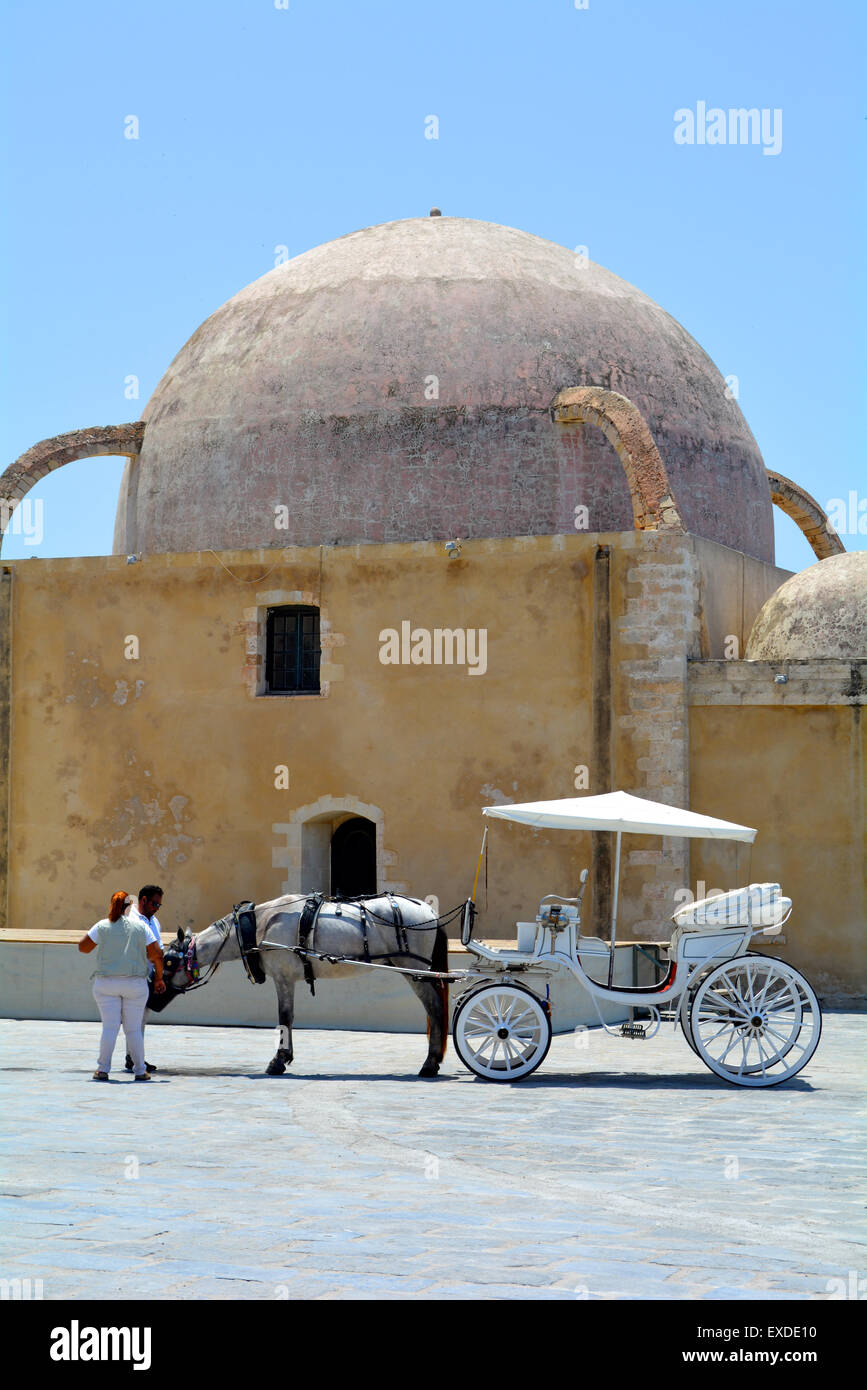 Un cheval et un panier pour les manèges touristiques à l'extérieur de la mosquée Hassan Kucjk à Chania, Crete Banque D'Images