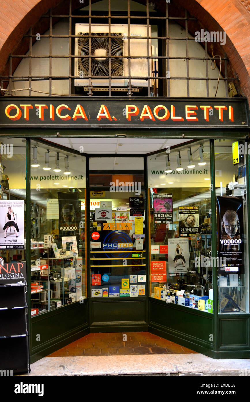 Ottica Paoletti, un appareil photo shop à Bologne, Italie Banque D'Images