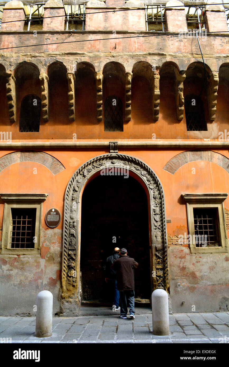 Les hommes debout dans l'embrasure d'un vieux bâtiment de la ville de Bologne, Italie Banque D'Images