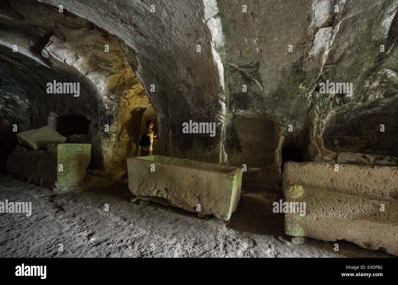 (150712) -- BET She'arim, le 12 juillet 2015 (Xinhua) -- une femme visite la grotte des cercueils à la Nécropole de Bet She'arim en Israël, le 11 juillet 2015. Nécropole de Bet She'arim en Israël, l'emblème de renouveau juif, a été inscrit sur la Liste du patrimoine mondial de l'UNESCO le 4 juillet 2015. Composé d'une série de catacombes, la nécropole développée à partir du 2e siècle avant notre ère comme le principal lieu de sépulture juive en dehors de Jérusalem à la suite de l'échec de la seconde révolte juive contre la domination romaine. Situé à au sud-est de la ville de Haïfa, ces catacombes sont un trésor d'oeuvres et d'inscriptions en Gr Banque D'Images