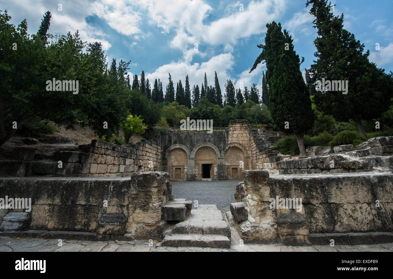 (150712) -- BET She'arim, le 12 juillet 2015 (Xinhua) -- La grotte des cercueils est vu la nécropole de Bet She'arim en Israël, le 11 juillet 2015. Nécropole de Bet She'arim en Israël, l'emblème de renouveau juif, a été inscrit sur la Liste du patrimoine mondial de l'UNESCO le 4 juillet 2015. Composé d'une série de catacombes, la nécropole développée à partir du 2e siècle avant notre ère comme le principal lieu de sépulture juive en dehors de Jérusalem à la suite de l'échec de la seconde révolte juive contre la domination romaine. Situé à au sud-est de la ville de Haïfa, ces catacombes sont un trésor d'oeuvres et d'inscriptions en grec, Ar Banque D'Images