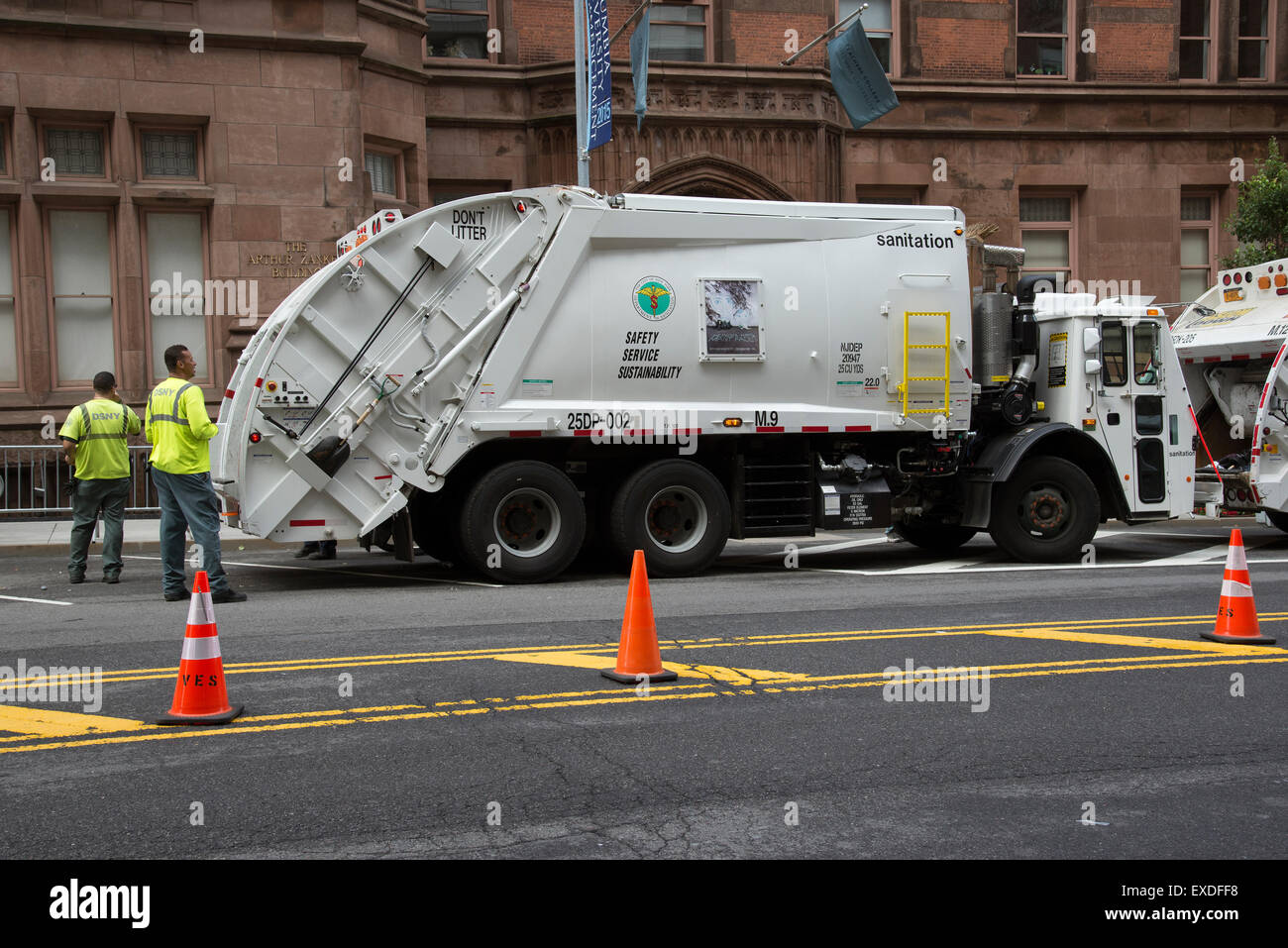 Nouvelle Ville de New York de l'assainissement Ministère de camions sur la route Upper West Side de New York Banque D'Images