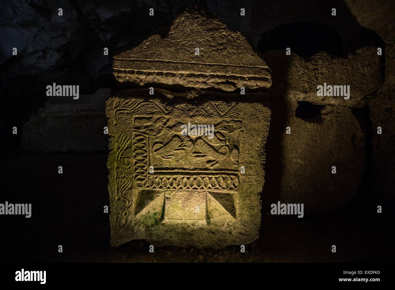 (150712) -- BET She'arim, le 12 juillet 2015 (Xinhua) -- les animaux sculptés sont vus sur un sarcophage dans la grotte des cercueils à la Nécropole de Bet She'arim en Israël, le 11 juillet 2015. Nécropole de Bet She'arim en Israël, l'emblème de renouveau juif, a été inscrit sur la Liste du patrimoine mondial de l'UNESCO le 4 juillet 2015. Composé d'une série de catacombes, la nécropole développée à partir du 2e siècle avant notre ère comme le principal lieu de sépulture juive en dehors de Jérusalem à la suite de l'échec de la seconde révolte juive contre la domination romaine. Situé à au sud-est de la ville de Haïfa, ces catacombes sont un trésor de l'ar Banque D'Images