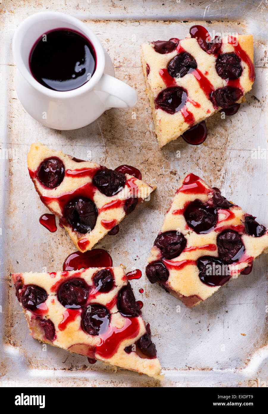 Cherry cake fait maison avec la sauce sur fond de métal, vue du dessus Banque D'Images