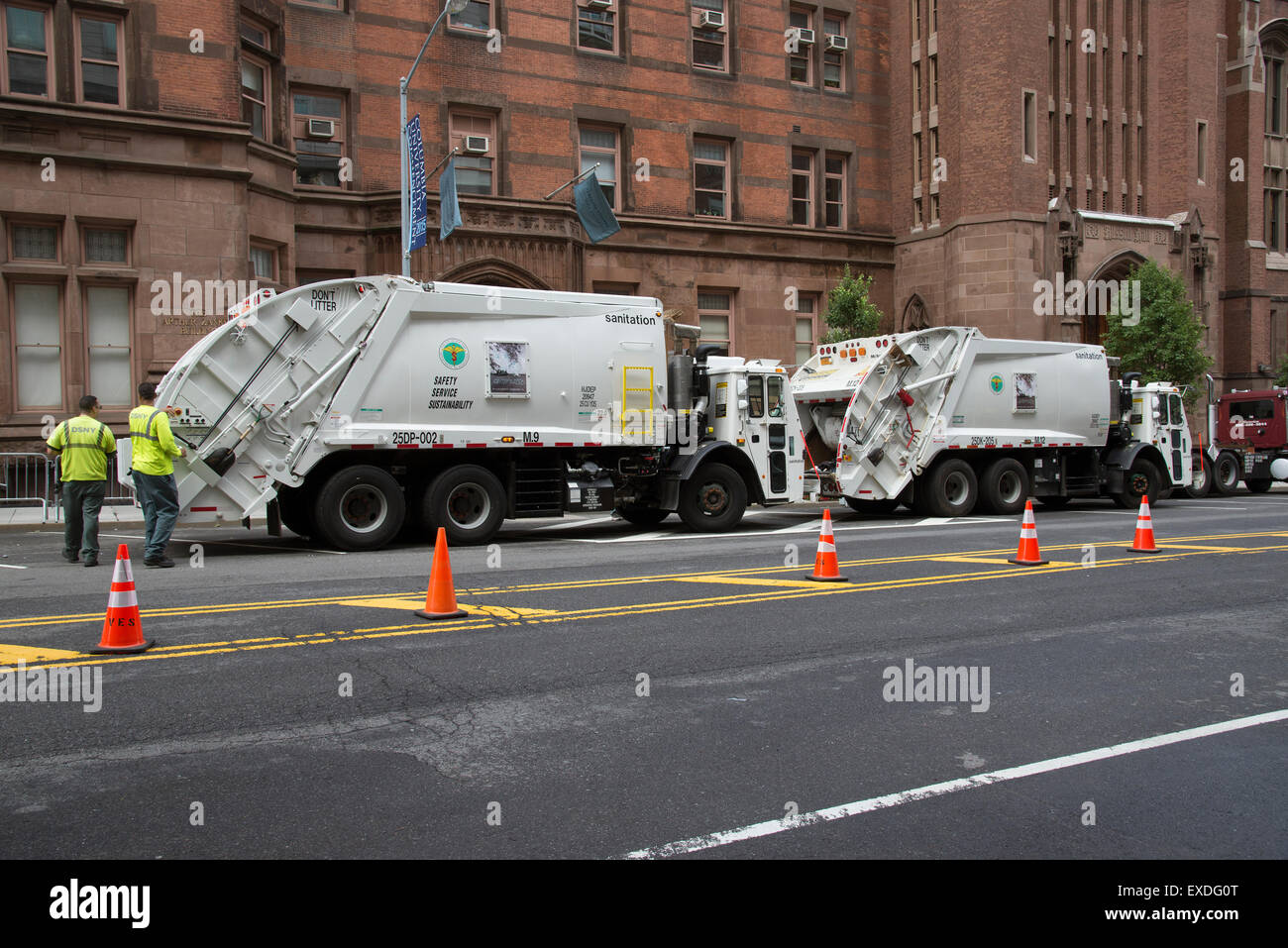 Nouvelle Ville de New York de l'assainissement Ministère de camions sur la route Upper West Side de New York Banque D'Images