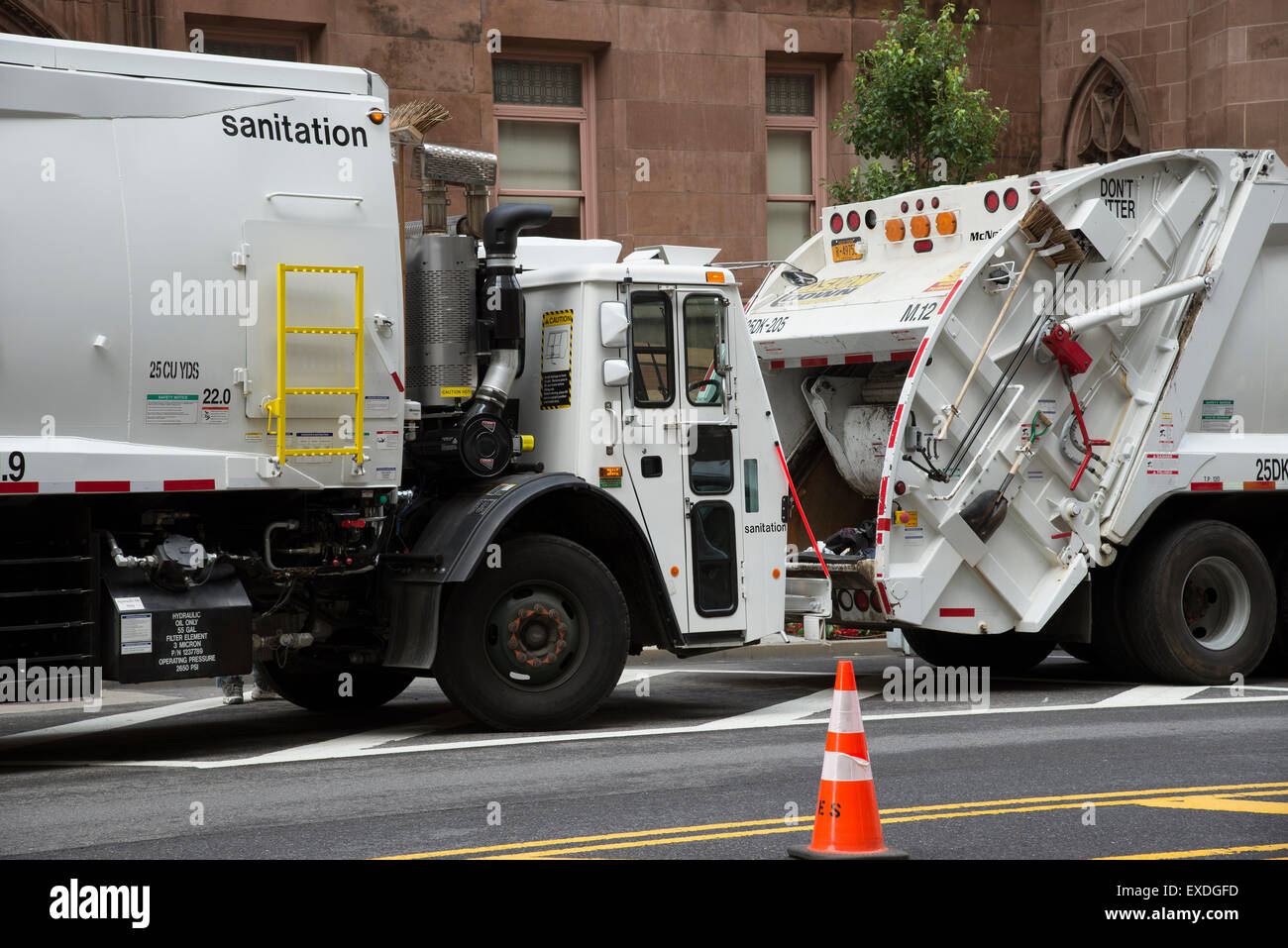 Nouvelle Ville de New York de l'assainissement Ministère de camions sur la route Upper West Side de New York Banque D'Images