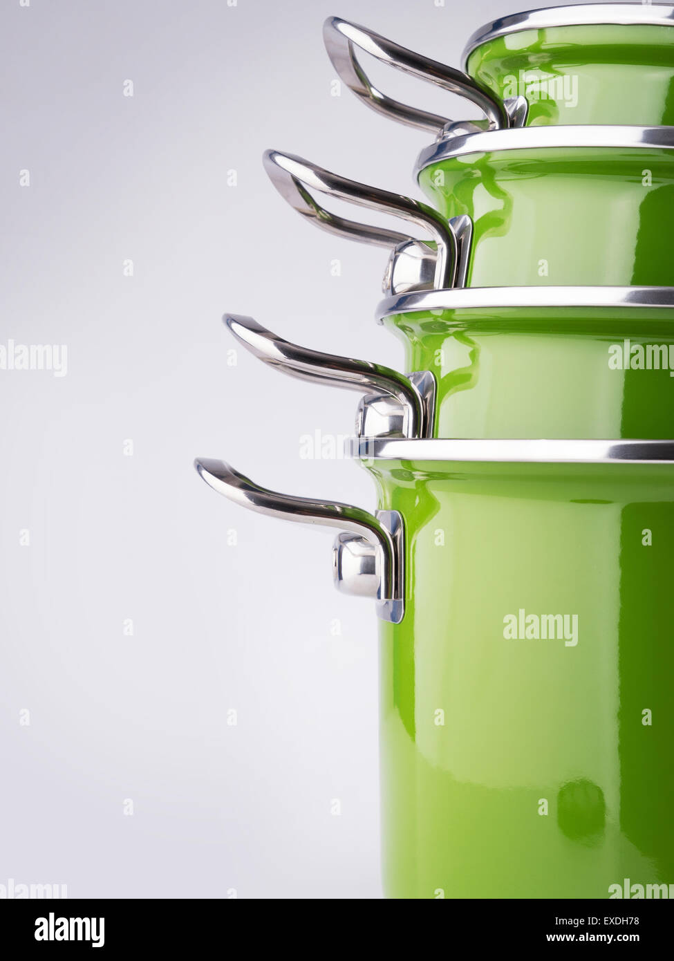 Ensemble de quatre pots d'émail vert empilés Banque D'Images