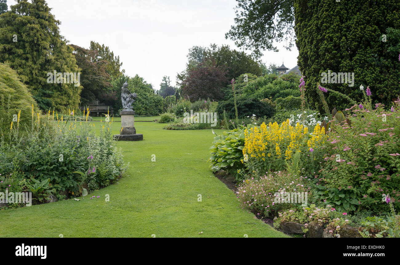 Grand jardin anglais avec des bordures et des fleurs Banque D'Images
