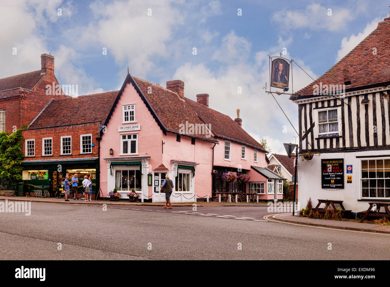 Scène de rue dans le village de Dedham, Essex, Angleterre Banque D'Images