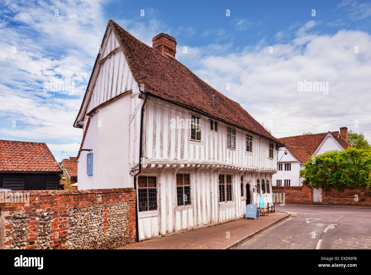 Un bâtiment classé grade 1, Boutiques dans l''époque Tudor Angleterre Lavenham, village médiéval les mieux préservés, Suffolk, Angleterre. Banque D'Images