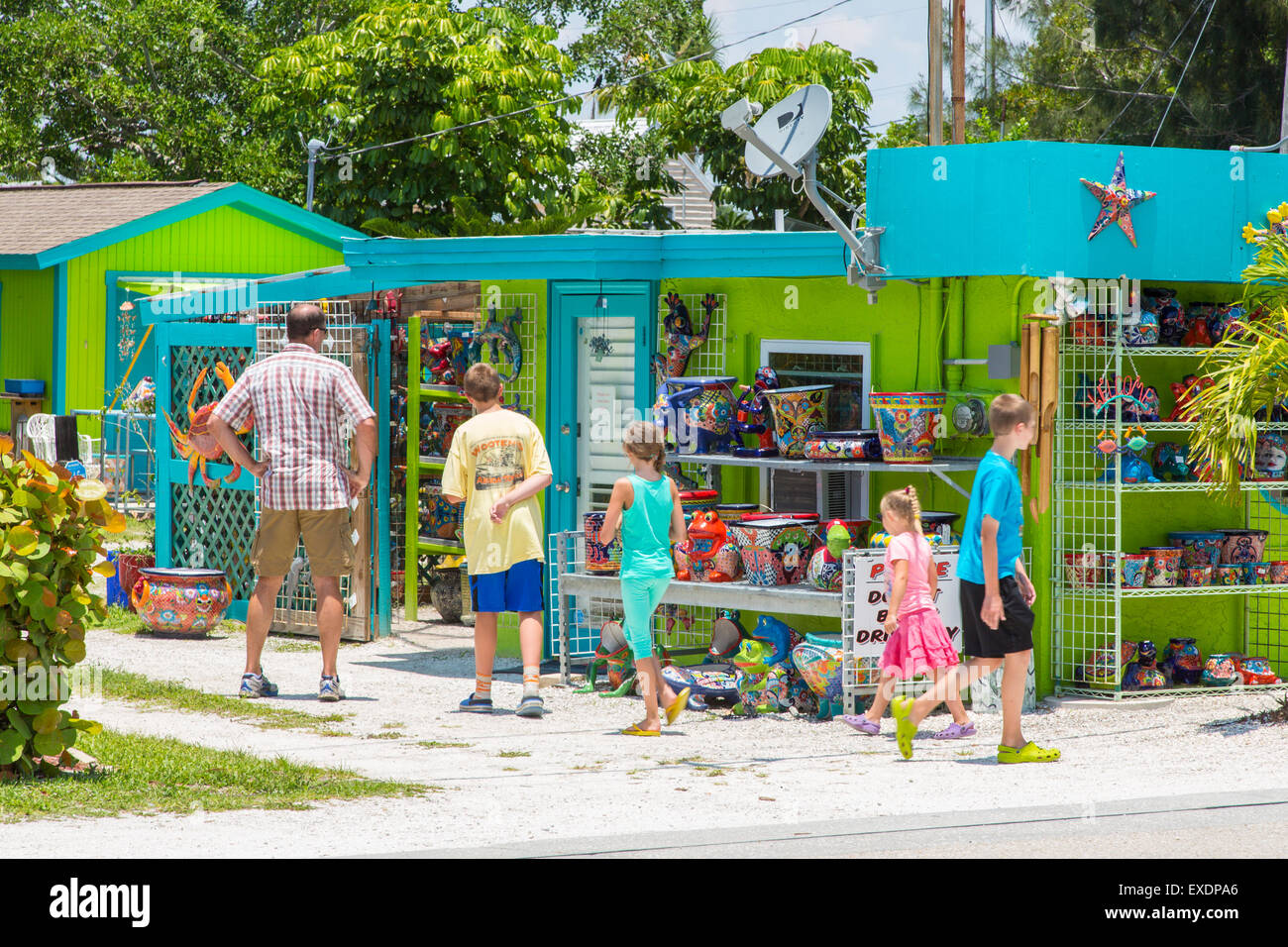 Family shopping dans la région de l'île de pin coloré Matlacha dans le sud-ouest de la Floride Banque D'Images