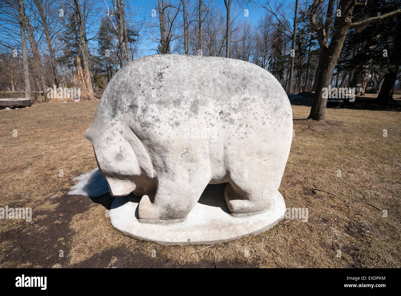 L'ours Sculpture à Parc de la Guilde par le sculpteur E. B. Cox de Portland calcaire sur l'affichage à la Guild Inn Toronto Banque D'Images