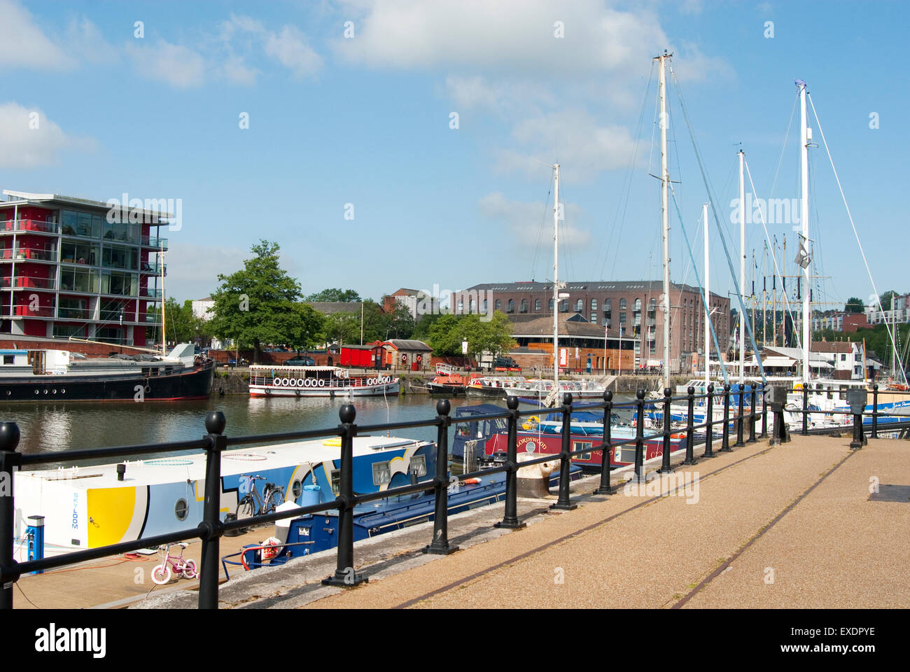 Des images documentaires de Bristol Harbourside montrant longs bateaux amarré au bord de l'eau avec le développement dans l'arrière-plan. Banque D'Images