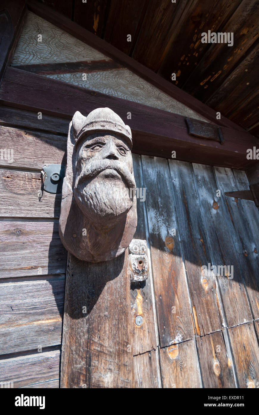 Une sculpture en bois d'un Viking sur l'entrée de l'ancien atelier de sculpteurs et les artistes se retirent au Guild Inn à Toronto, Ontario, Canada Banque D'Images