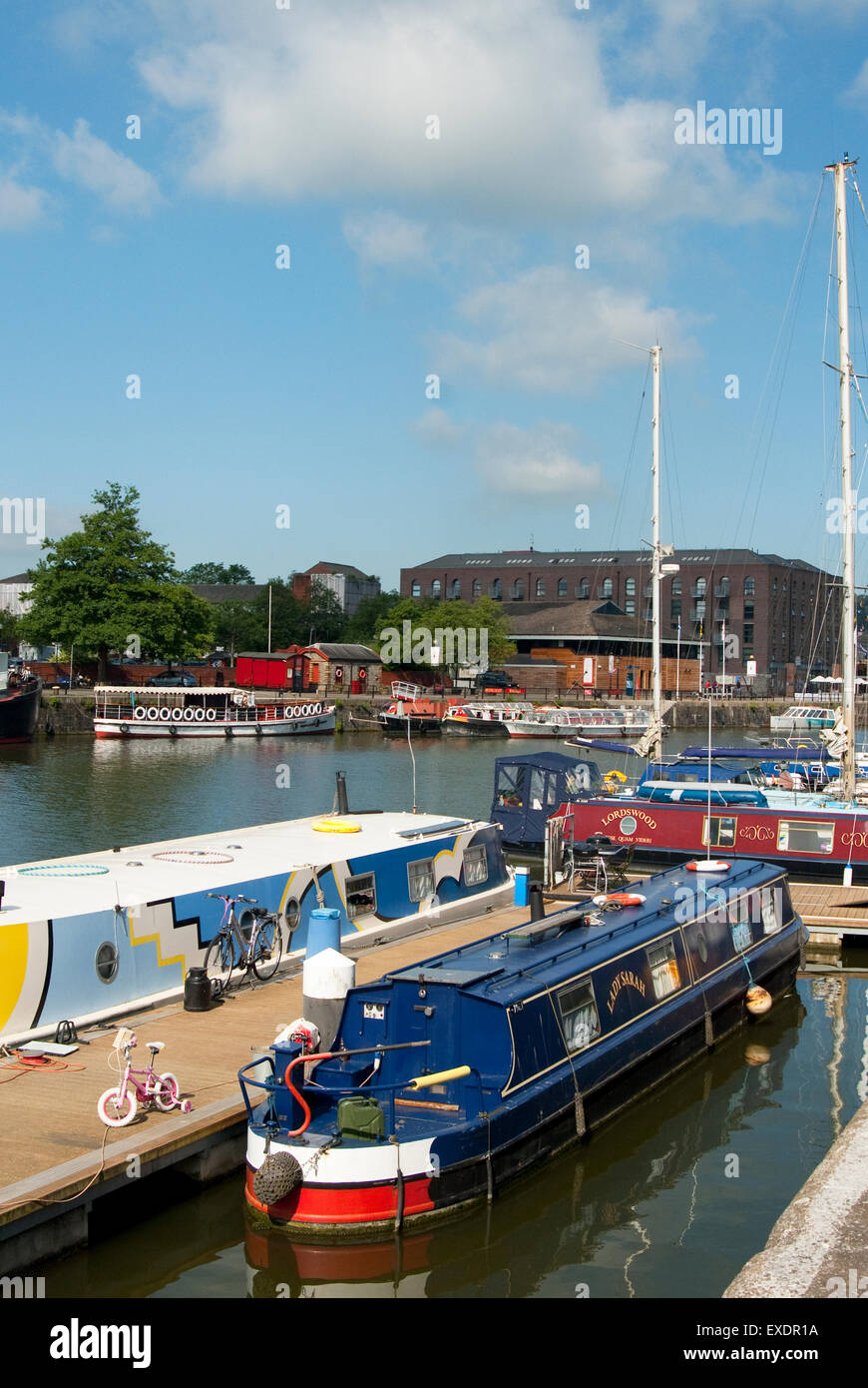 Des images documentaires de Bristol Harbourside montrant longs bateaux à quai dans l'eau. Banque D'Images