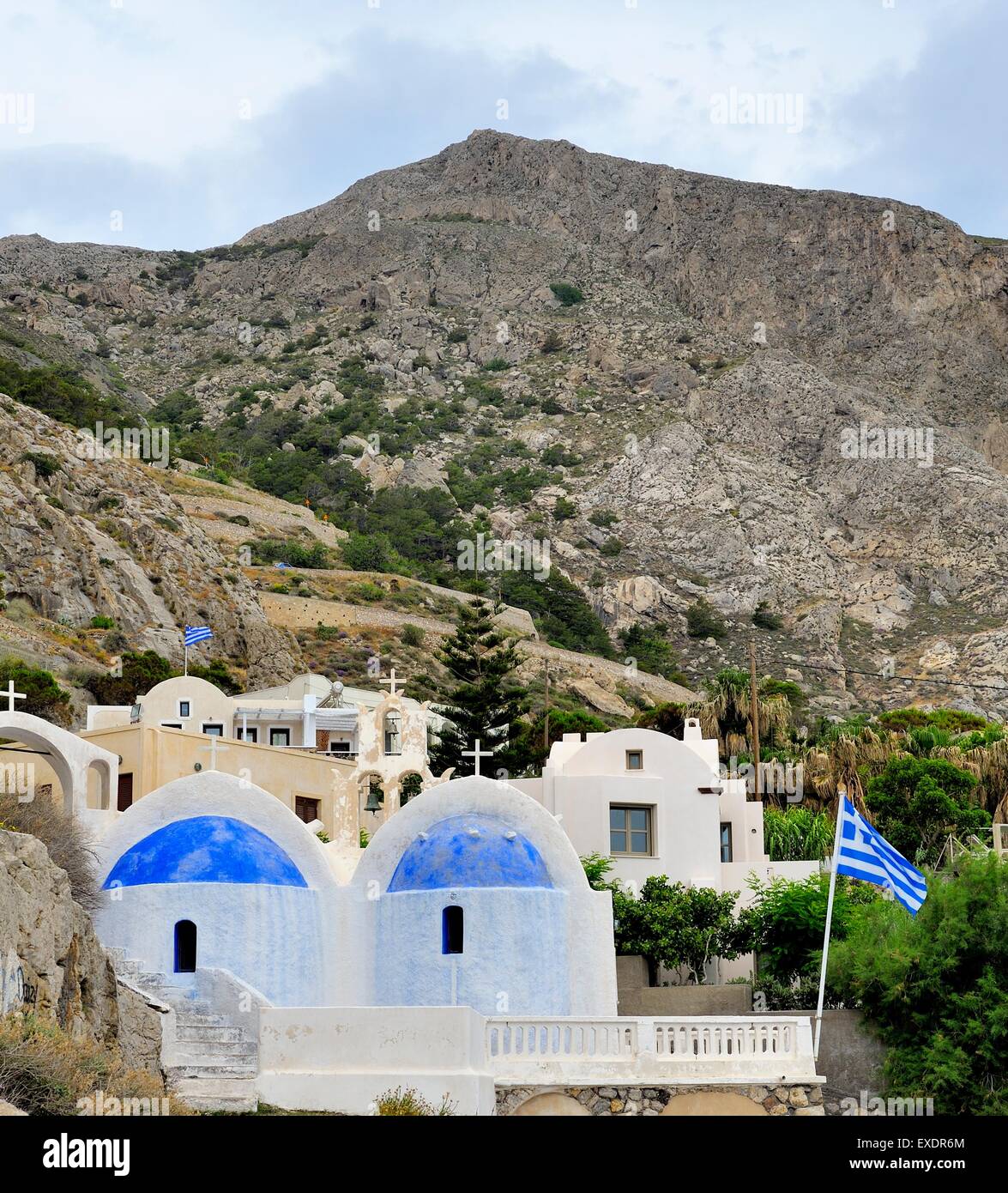 Petit dôme bleu églises à Kamari Santorini Grèce Banque D'Images