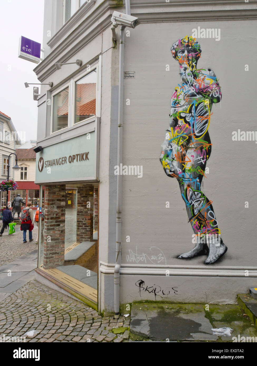 La Norvège Stavanger est célèbre pour son peut de beaux exemples de l'art de la rue, une figure de femme colorés dans un allié downtown Banque D'Images