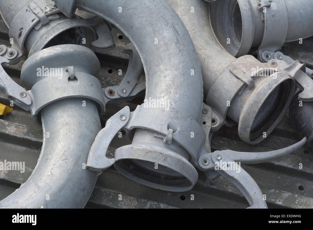 Les tuyaux en métal pour l'eau d'irrigation et de la conservation de l'environnement Banque D'Images