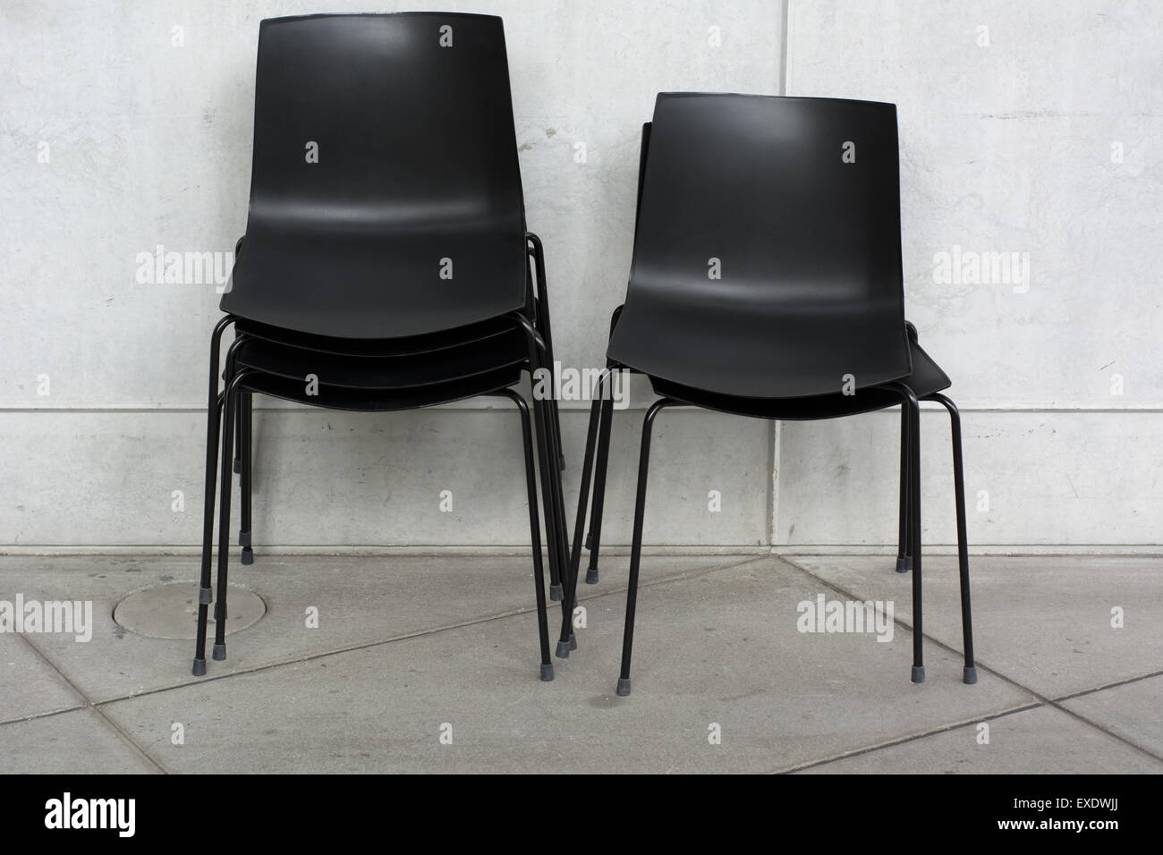 Composition des chaises empilées dans un lieu de divertissement Banque D'Images