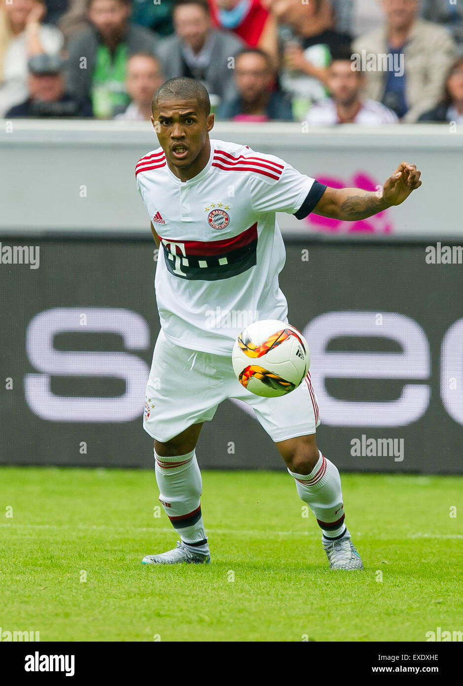 Moenchengladbach, Allemagne. 12 juillet, 2015. Munich, Douglas Costa en action au cours de la match de football entre le Bayern Munich et le FC Augsburg Telekom cup à Moenchengladbach, Allemagne, 12 juillet 2015. Photo : GUIDO KIRCHNER/dpa/Alamy Live News Banque D'Images