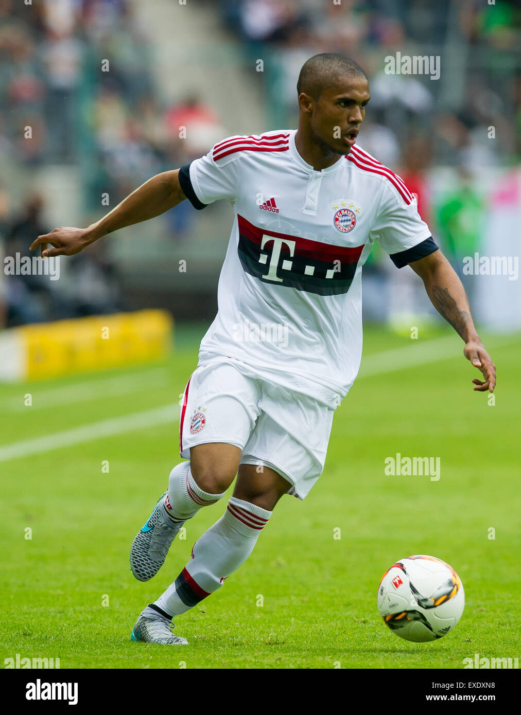 Moenchengladbach, Allemagne. 12 juillet, 2015. Munich, Douglas Costa en action au cours de la match de football entre le Bayern Munich et le FC Augsburg Telekom cup à Moenchengladbach, Allemagne, 12 juillet 2015. Photo : GUIDO KIRCHNER/dpa/Alamy Live News Banque D'Images