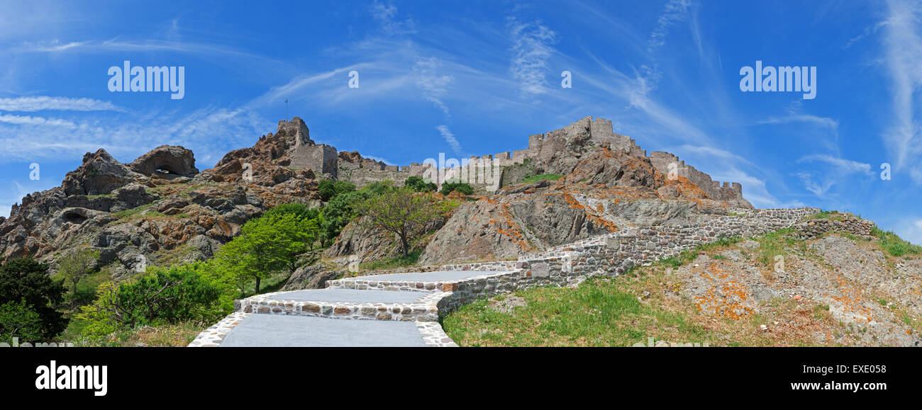 Vue panoramique 135 degrés de Myrina historique rénové du château forteresse et la nouvelle entrée est de l'chemin. Lemnos Limnos island, Grèce ou Banque D'Images