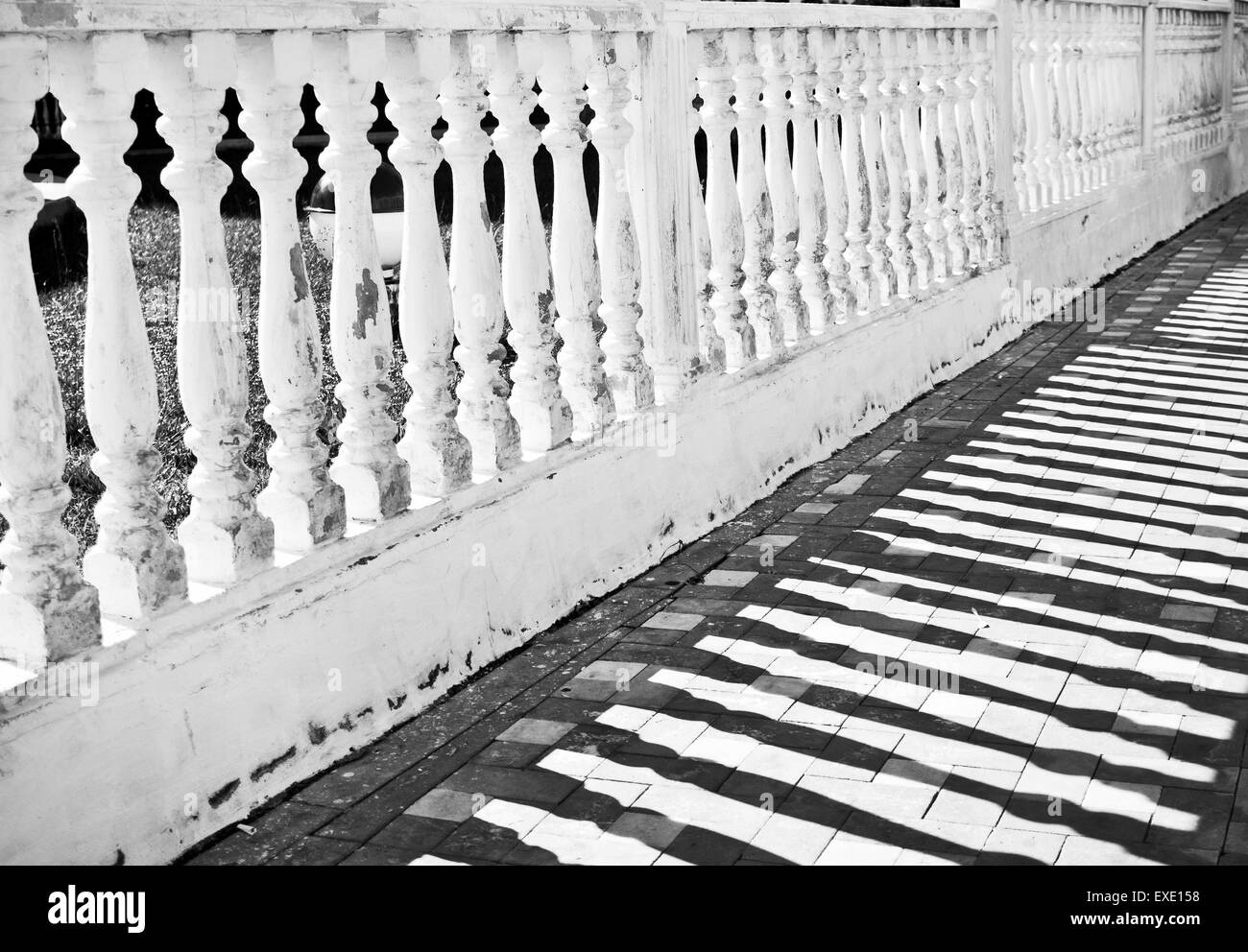 Un mur de pierre à balustrade piliers Banque D'Images