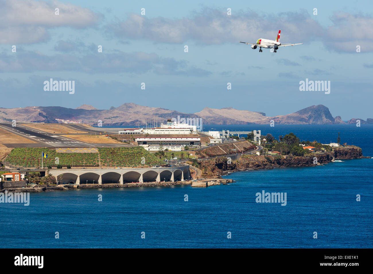 Boeing 737 s'approche de l'aéroport de Funchal à Madère, Portugal Banque D'Images