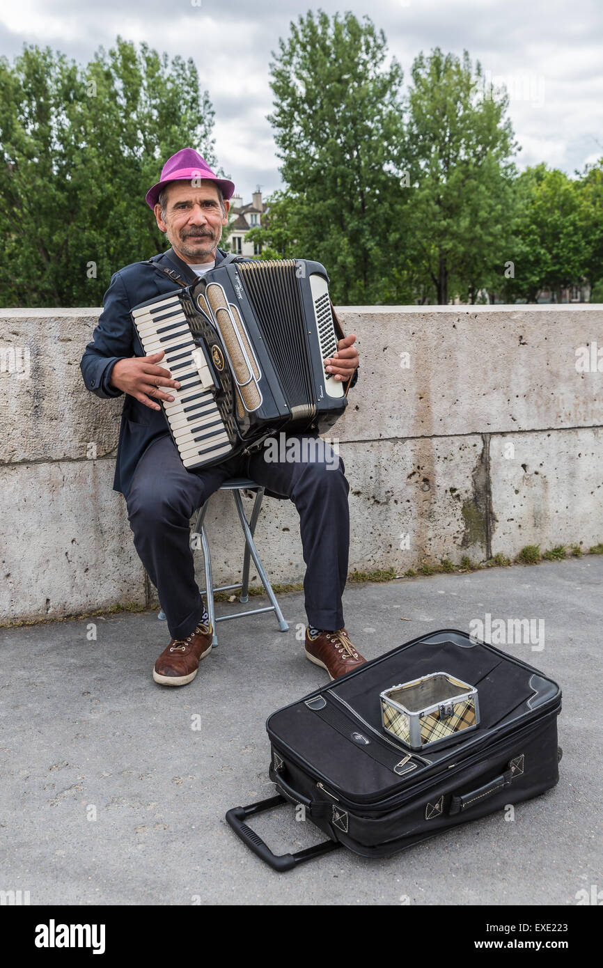 Mmusician accordéon jouant près de la Seine à Paris, France Banque D'Images