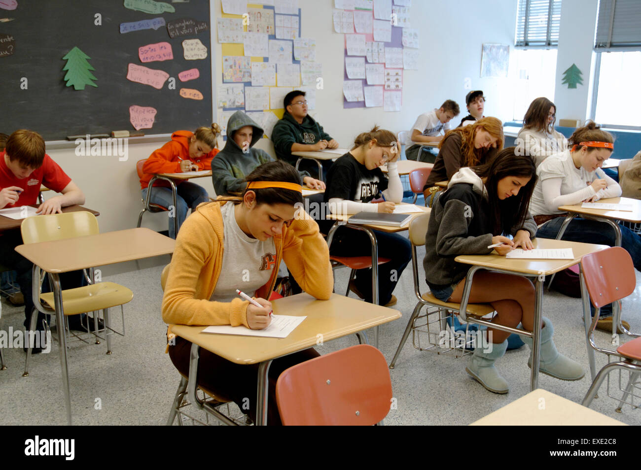 High school students in classroom secondaire taking test Banque D'Images