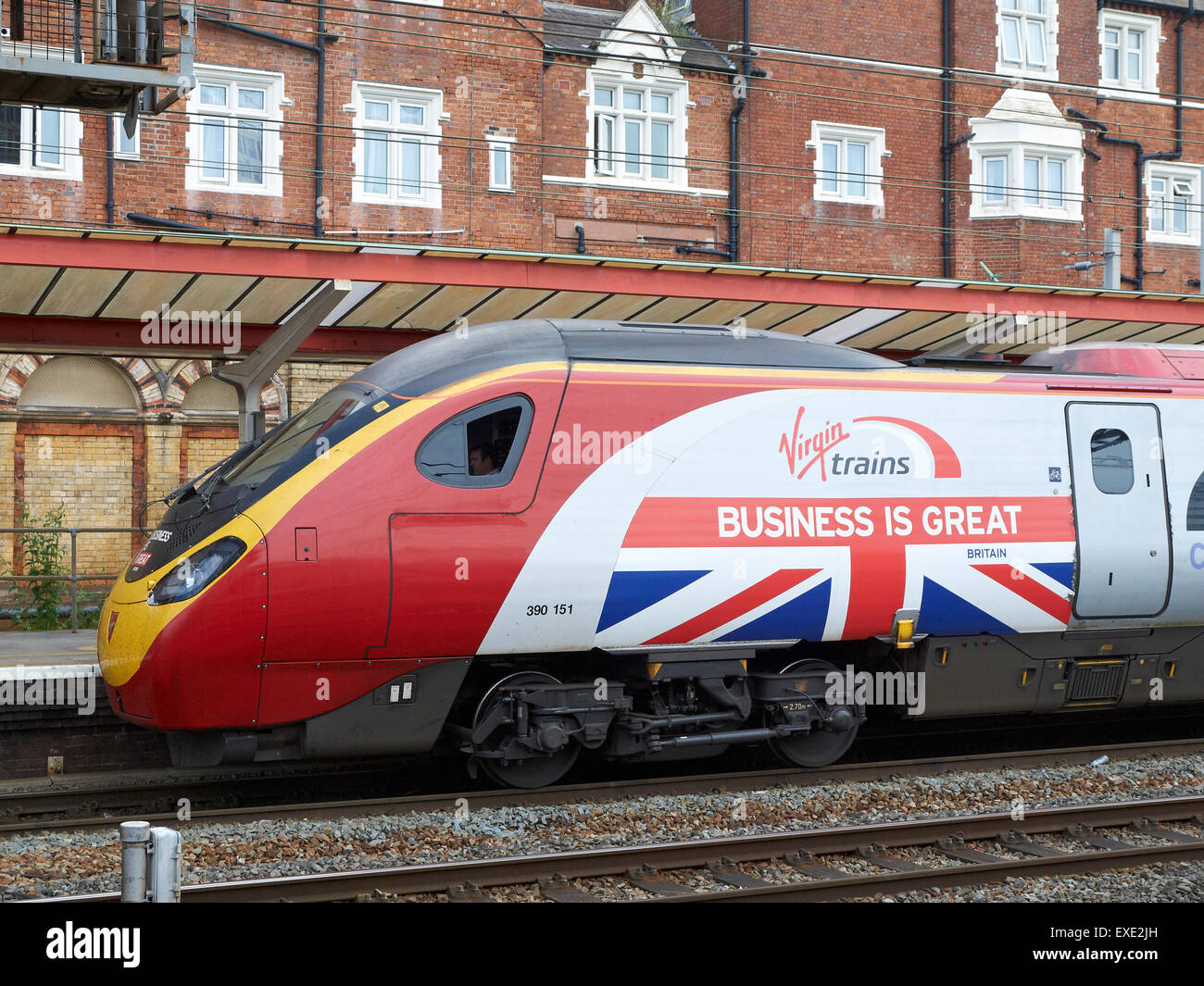 Virgin train à la gare de Crewe nous disant entreprise est grande, la Grande-Bretagne. Banque D'Images