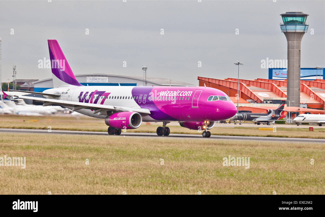 Wizz Air Airbus A320 HA-LWA décollant de l'aéroport de London-Luton LTN Banque D'Images