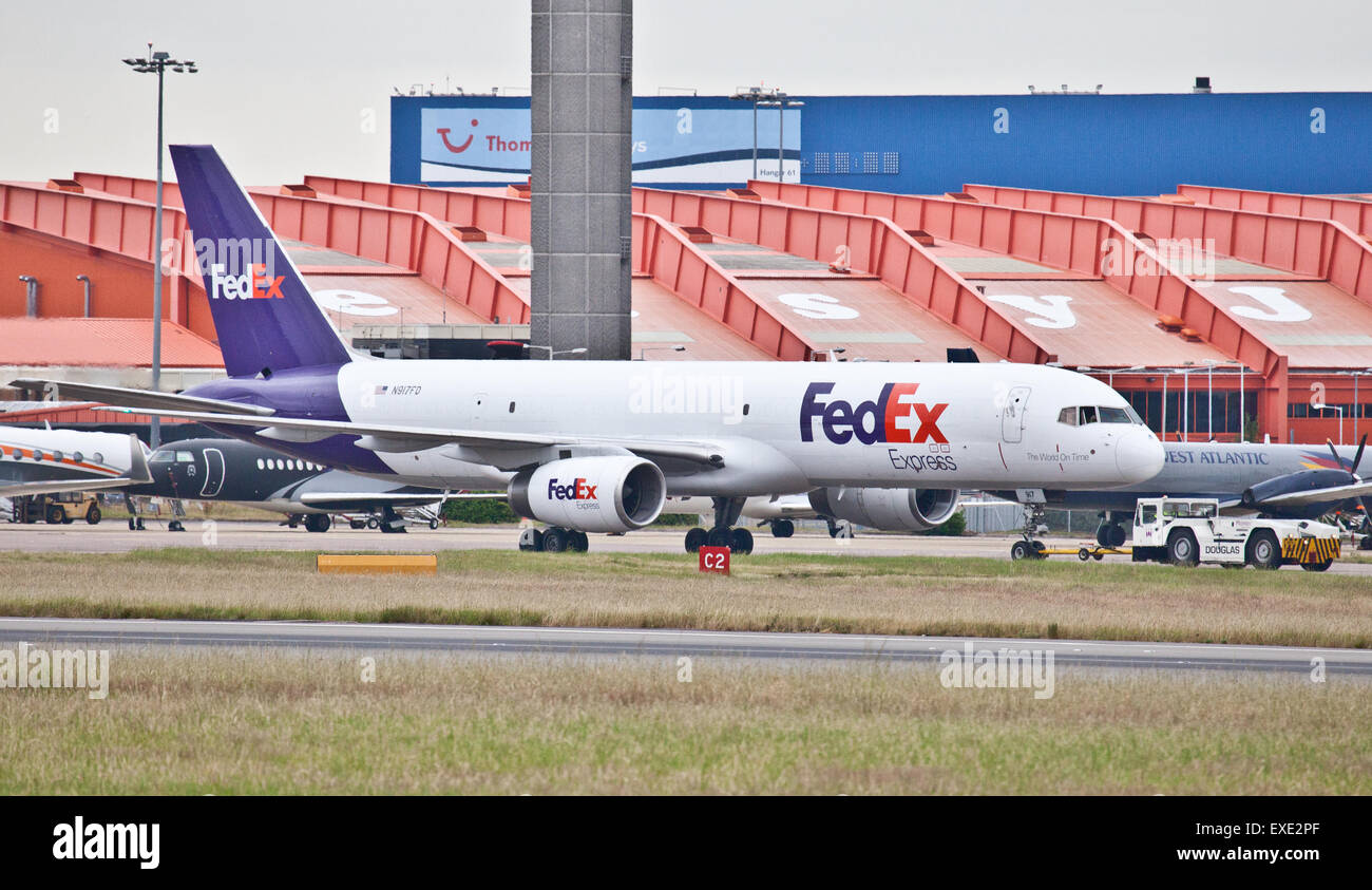 FedEx Boeing 757 N917FD le roulage à l'aéroport de London-Luton LTN Banque D'Images