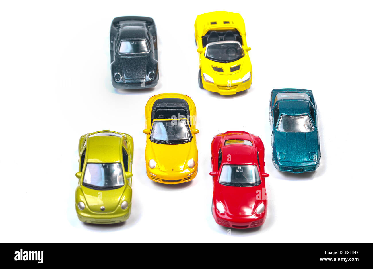 High angle view sur voitures jouets colorés Banque D'Images