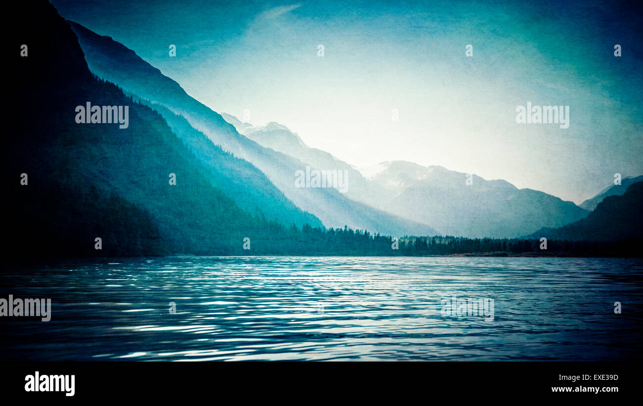 Lac de Chilkoot avec des montagnes dans le sud-est de l'Alaska à l'été avec des textures pour un regard artistique. Banque D'Images