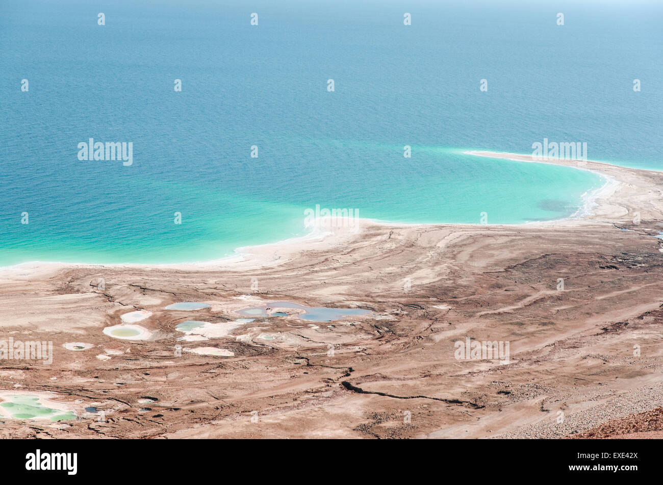 L'environnement naturel sur les rives de la mer Morte en cas de catastrophe. Niveau d'eau diminue et la surface diminue rapidement en raison de l'activité humaine. Banque D'Images