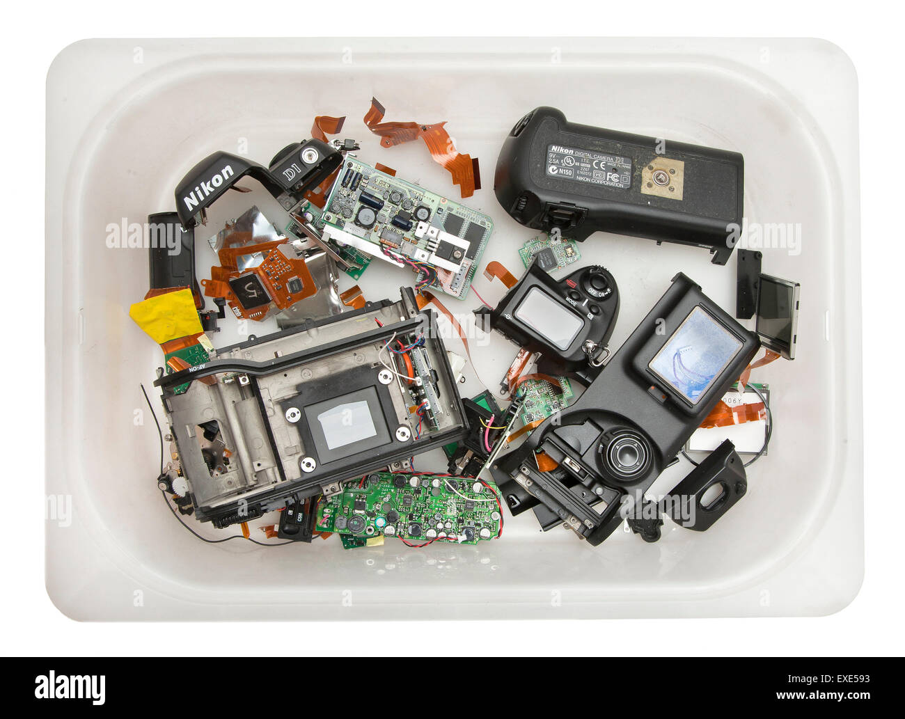 Un Nikon D1 début de l'appareil photo DSLR en mille morceaux, brisé en morceaux dans une boîte Banque D'Images