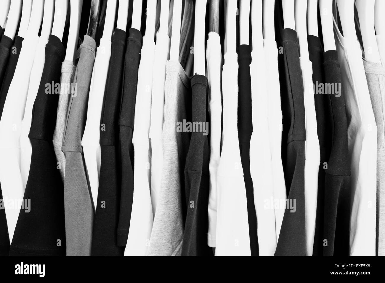 Noir blanc et gris casual tops sur un rack de vêtements Banque D'Images