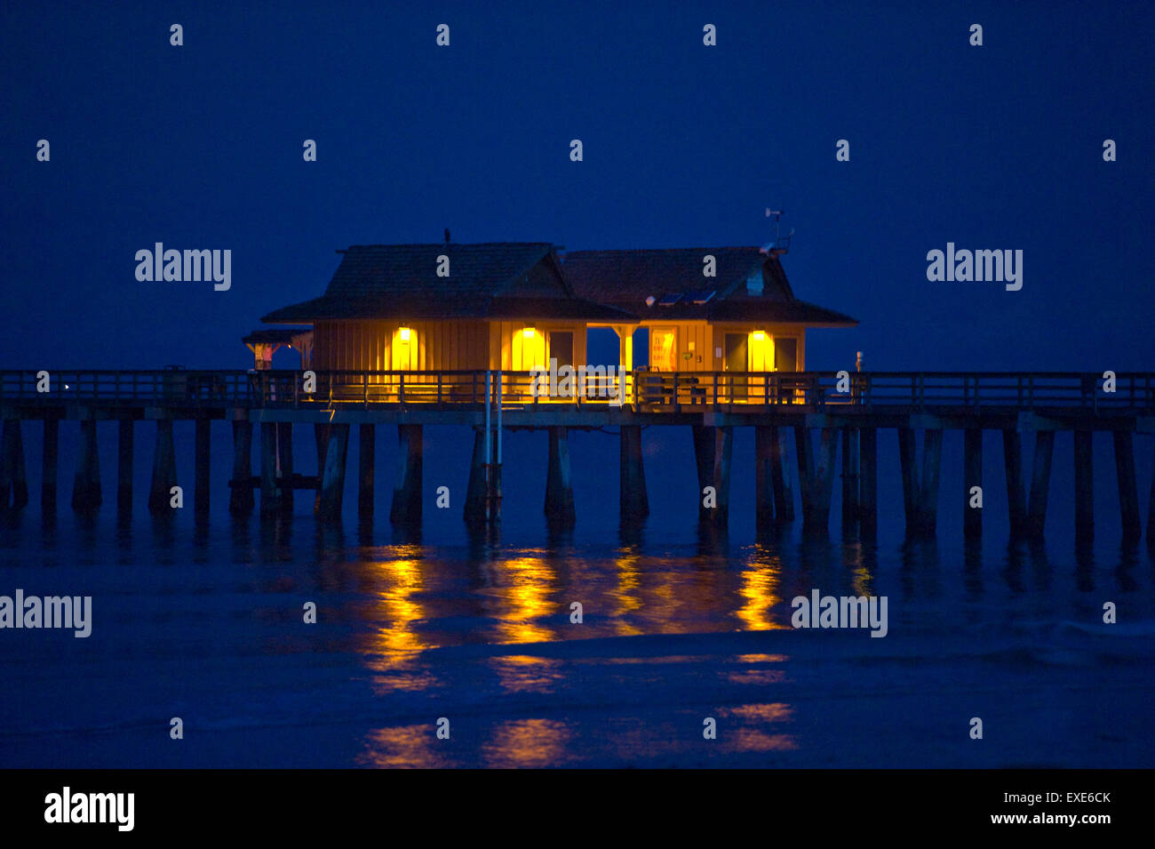 Jetée de Naples en Floride, au lever du soleil Banque D'Images