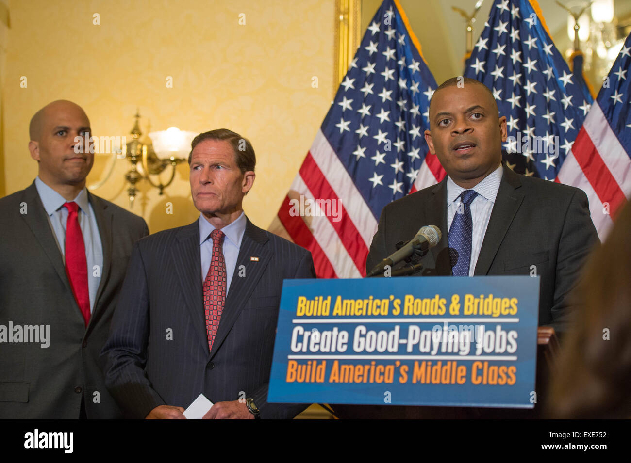 Washington DC, USA. 09 juillet 2015. Le secrétaire des Transports Anthony Foxx rejoint par sénateurs démocrates appelle à une augmentation du financement pour le Highway Trust Fund au cours d'une conférence de presse le 9 juillet 2015 à Washington, DC. La fiducie verse des milliards de dollars pour réparer les routes, les ponts et les infrastructures dans tout le pays. Banque D'Images